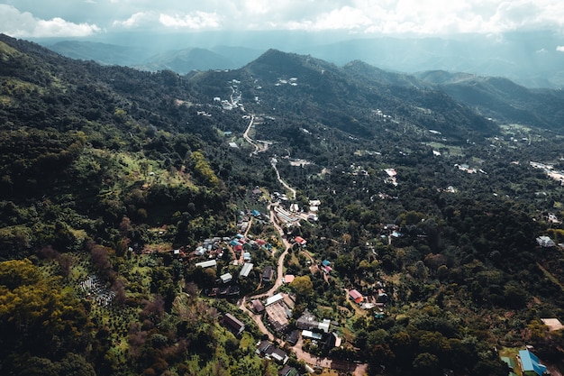 Montanhas e vilas na colina, cenário natural