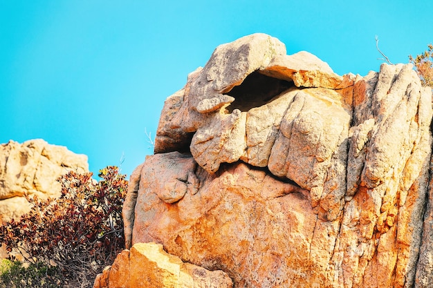 Montanhas em forma de cabeça com nariz e olhos. natureza na costa smeralda na sardenha na itália