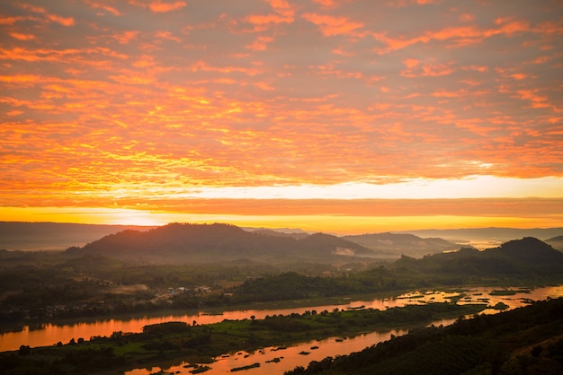 Foto montanhas enevoadas e rios no nascer do sol.