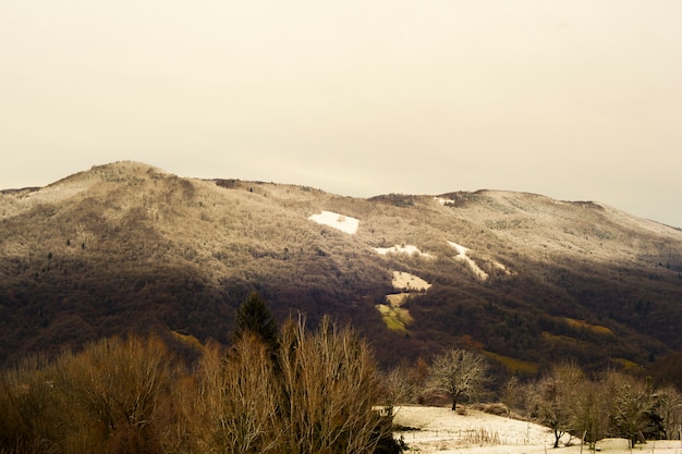 Montanhas eslovenas cobertas pela neve