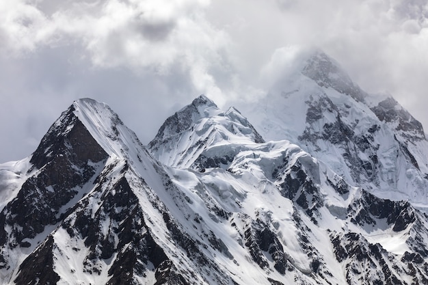 Foto montanhas karakorum com tempo nublado. foto de alta qualidade