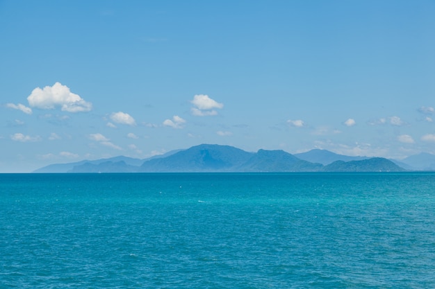 Montanhas, mar e céu