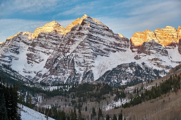 Montanhas Maroon Bells na neve ao nascer do sol