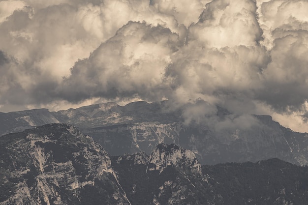 Montanhas místicas envoltas em nuvens giratórias uma imagem de arte de tirar o fôlego mostrando o abraço encantador do véu etéreo da natureza uma visão cativante que evoca uma sensação de temor e tranquilidade