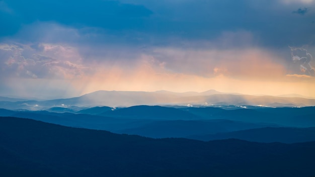 Montanhas na luz contrastante da manhã