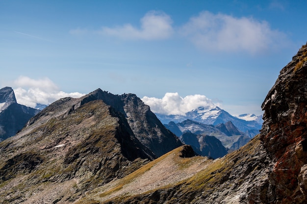 Montanhas nas superfícies do parque nacional hohe tauern nos alpes da áustria