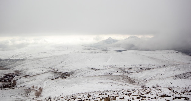 Montanhas nevadas Bela vista da natureza