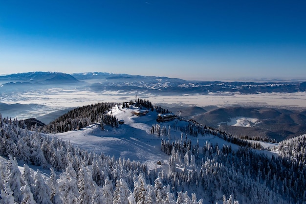 Montanhas nevadas com vista panorâmica