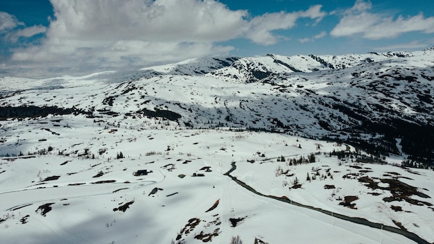 Foto montanhas nevadas da noruega neve nas montanhas descanse no inverno