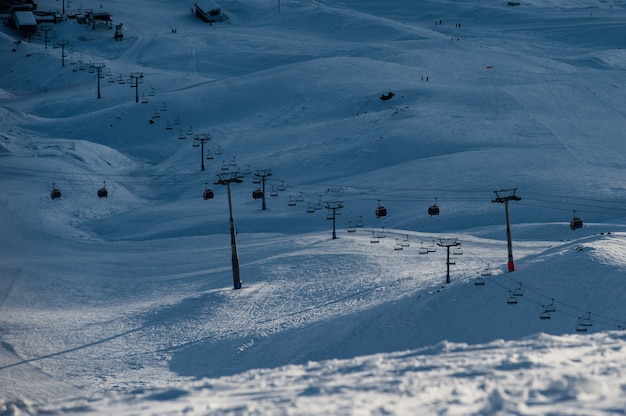 Montanhas nevadas de inverno em dia de sol. Montanhas do Cáucaso, Geórgia, da estação de esqui Gudauri