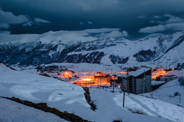 Montanhas nevadas de inverno. Montanhas do Cáucaso, Geórgia, Gudauri.