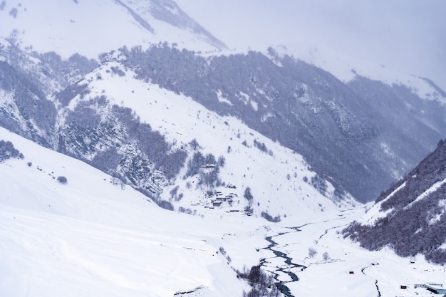 Montanhas nevadas de inverno na Geórgia