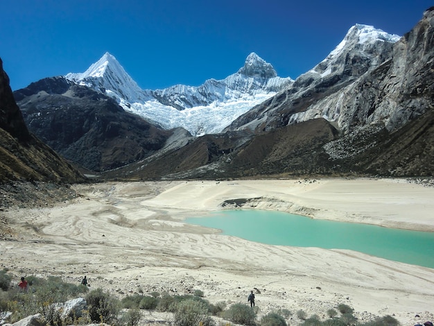 Montanhas nevadas e lago cristalino nos Andes peruanos