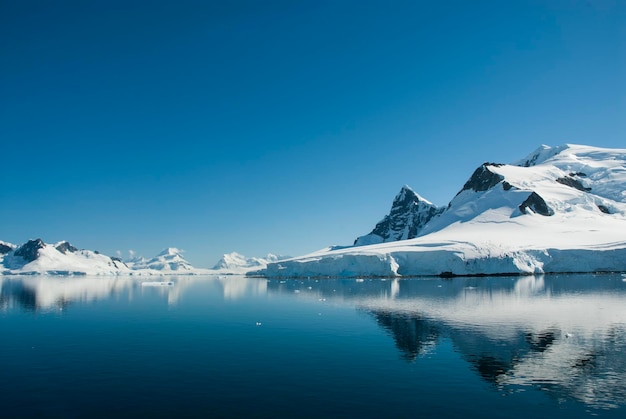 Montanhas nevadas em Paraiso Bay Antártica