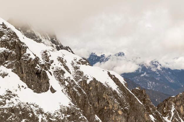 Montanhas nevadas nos Alpes suíços