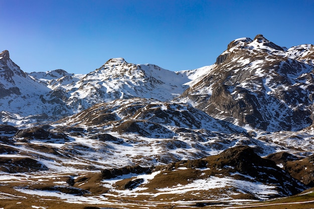 Montanhas nevadas sob o céu azul