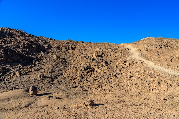 Montanhas no deserto árabe não muito longe da cidade de Hurghada, Egito