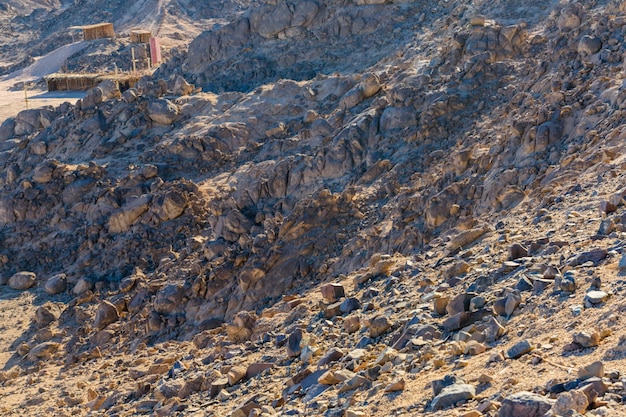 Foto montanhas no deserto árabe não muito longe da cidade de hurghada, egito