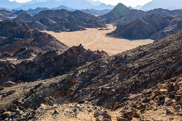 Montanhas no deserto árabe não muito longe da cidade de Hurghada, Egito