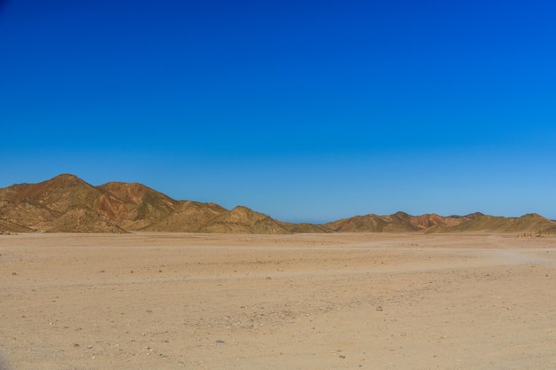 Montanhas no deserto árabe não muito longe da cidade de Hurghada, Egito