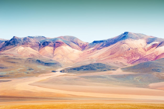 Montanhas no deserto no planalto Altiplano, Bolívia