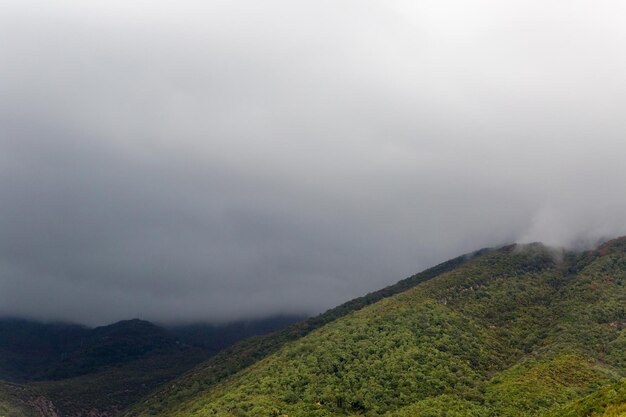 Montanhas no Montenegro com nuvens e nevoeiro