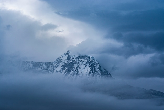 Foto montanhas no nepal com nuvens no céu, annapurna circuit trekking route no himalaia