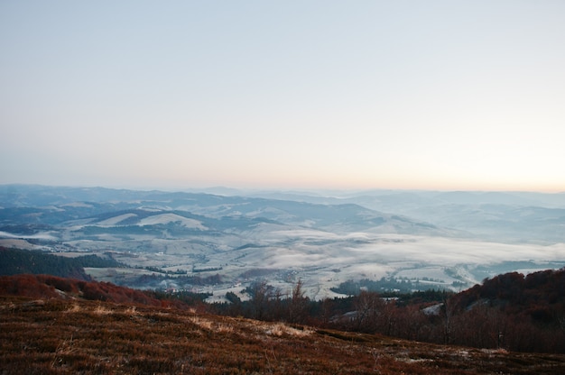 montanhas no nevoeiro