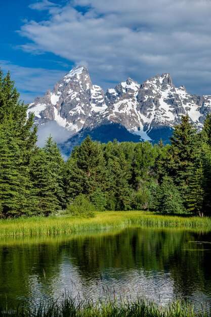 Montanhas no Parque Nacional Grand Teton com reflexo no Rio Snake