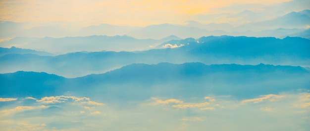 Montanhas no pôr do sol de neblina