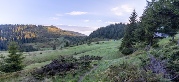 Montanhas no verão. País das maravilhas ao ar livre ou fundo de cenário de caminhada