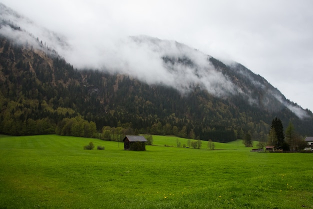 Montanhas nos Alpes com nuvens.