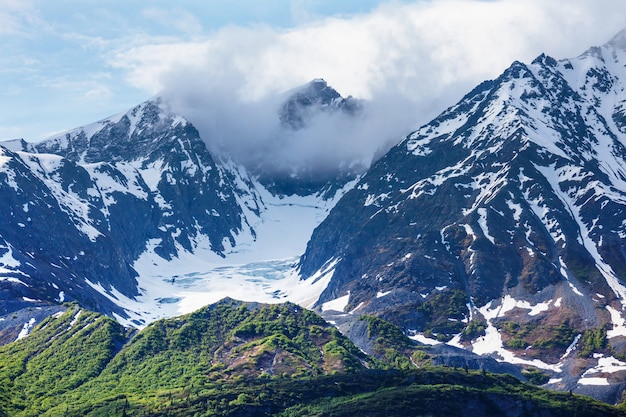 Montanhas pitorescas do alasca no verão. maciços cobertos de neve, geleiras e picos rochosos.