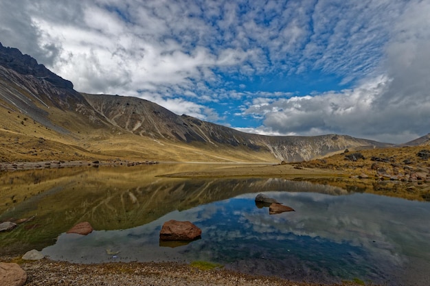 Montanhas refletidas no lago calmo
