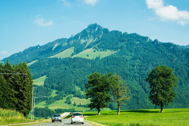Montanhas Road e Prealps no distrito de Gruyere, Canton Fribourg na Suíça