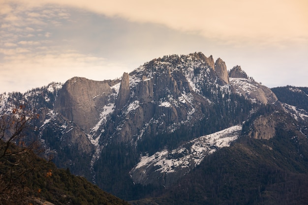 Montanhas Rochas do Norte do Castelo no Parque Nacional Sequoia e Kings Canyon, na Califórnia