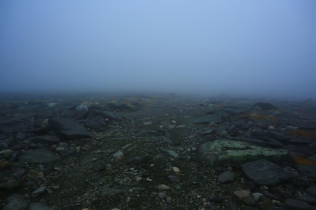 montanhas rochas pedras nevoeiro paisagem, minimalismo de fundo