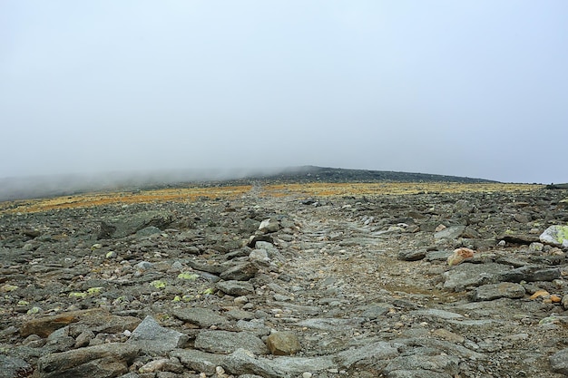 montanhas rochas pedras nevoeiro paisagem, minimalismo de fundo