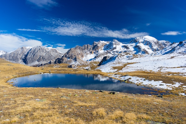 Montanhas rochosas alpinas