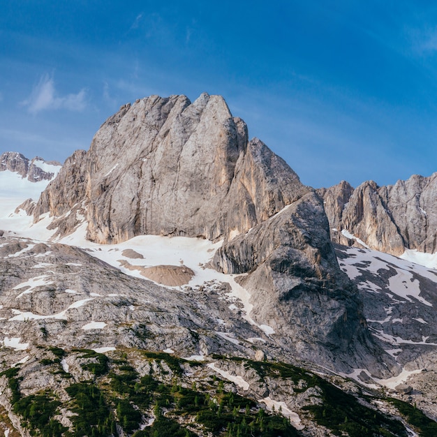 Montanhas Rochosas ao pôr do sol. Alpes Dolomitas, Itália