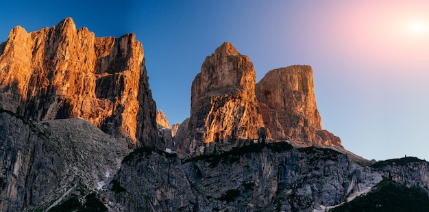 Montanhas Rochosas ao pôr do sol. Alpes Dolomitas, Itália