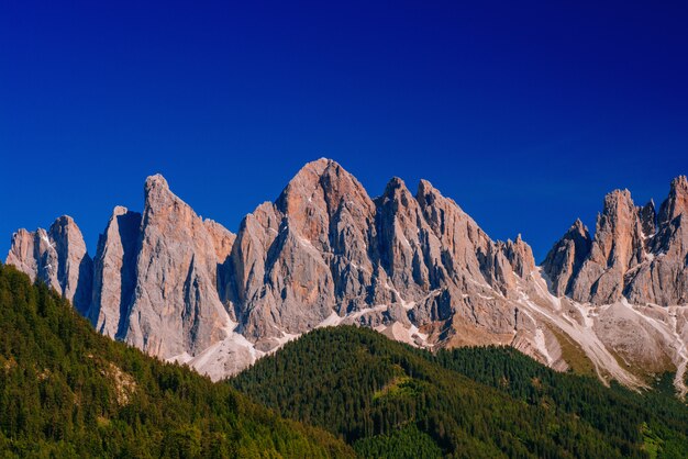 Foto montanhas rochosas ao pôr do sol