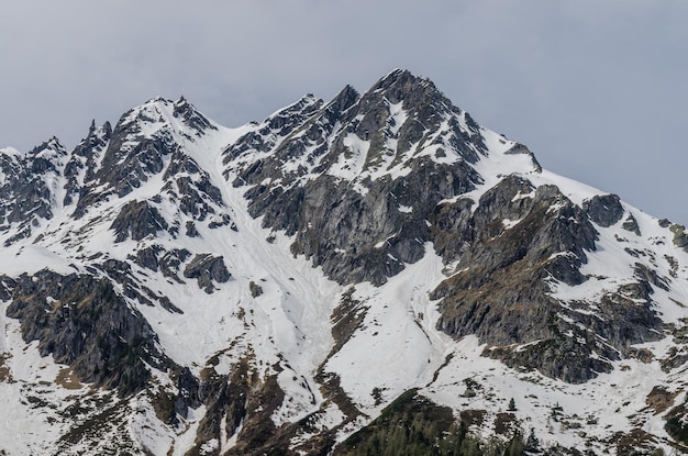 montanhas rochosas com neve