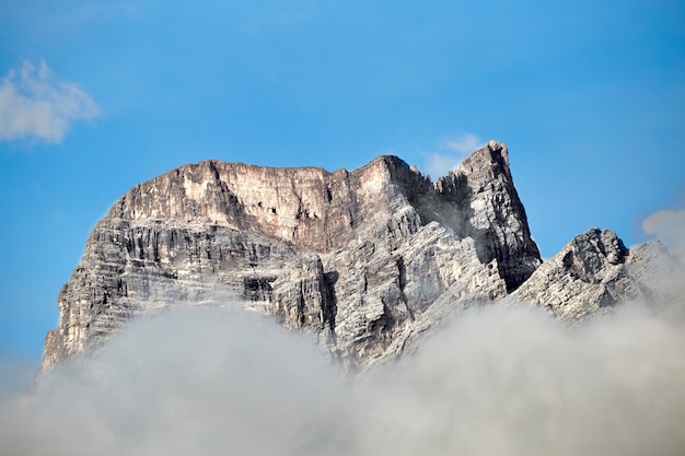 Montanhas rochosas de dolomita