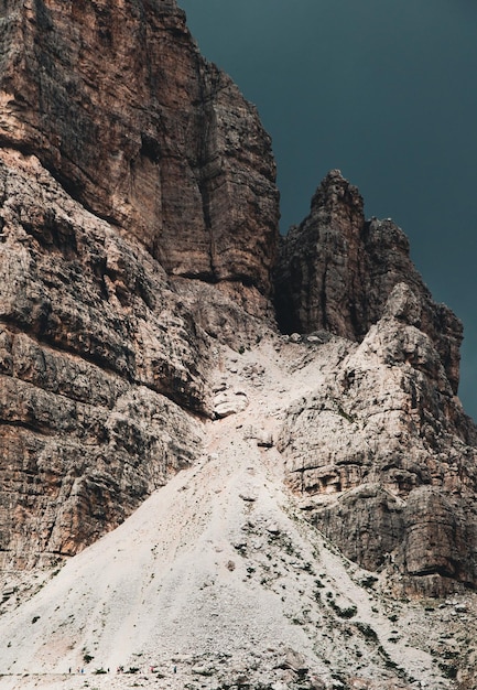 Montanhas rochosas - encostas escuras das dolomitas