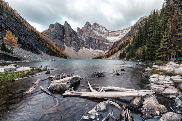 Montanhas rochosas na floresta de outono na casa de chá do Lago Agnes no parque nacional de Banff, Alberta, Canadá