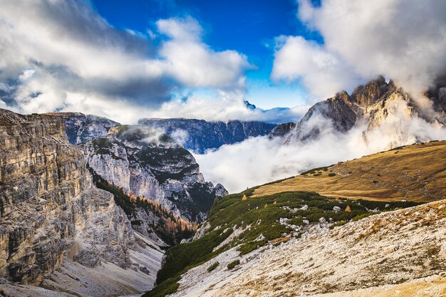 Montanhas Rochosas na Itália, com céu nublado, Dolomitas, Tre Cime di Lavaredo