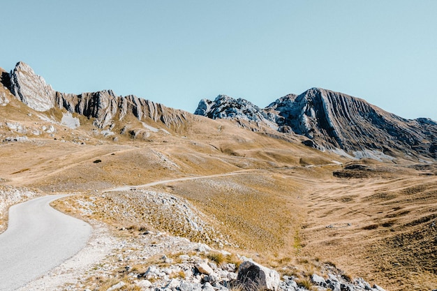 Montanhas rochosas no Parque Nacional Durmitor, Montenegro As cores do outono brilham em todo o prado