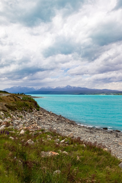 Montanhas sobre águas turquesas As margens montanhosas do Lago Pukaki, Nova Zelândia