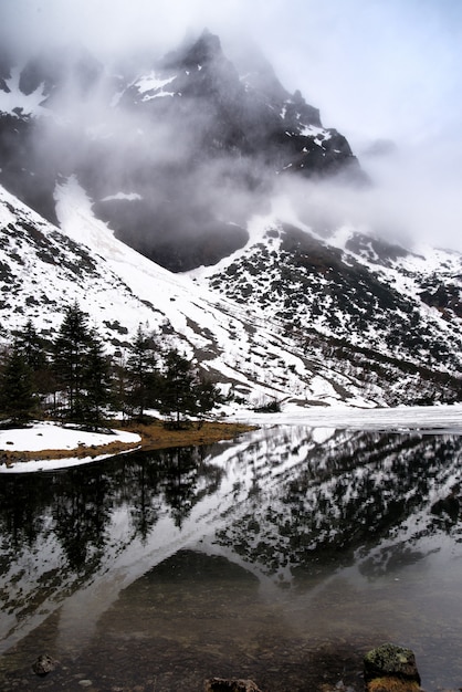 Montanhas tatras altas refletidas em um lago de montanha